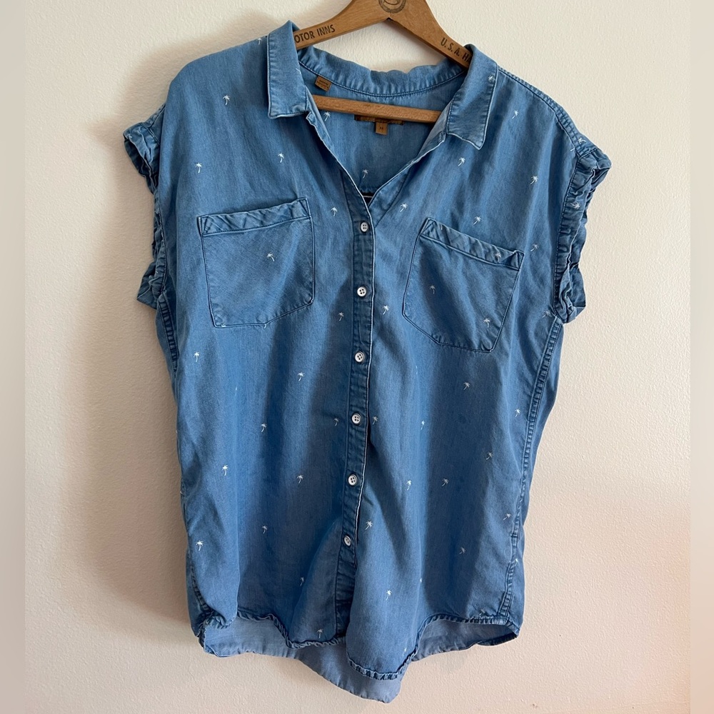 Jachs Girlfriend Short Sleeve Button-Down Denim Blouse, Size M, White Palm Trees